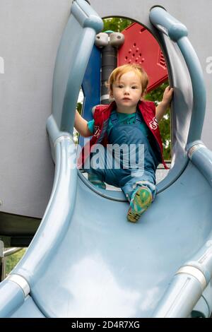 Spielen auf dem Spielplatz bei Regenwetter Stockfoto