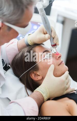 Vaskuläre Laser für die Behandlung von Rosacea und Varizen. Stockfoto