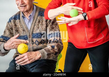 Körperliche Bewegung Programm durch einen Trainer erleichtert und überwacht von Eine Krankenschwester Asalée als Teil der Gesamtversorgung von Die älteren Untertan, um seine A zu erhalten Stockfoto