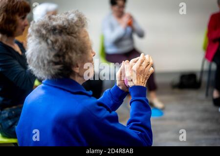 Körperliche Bewegung Programm durch einen Trainer erleichtert und überwacht von Eine Krankenschwester Asalée als Teil der Gesamtversorgung von Die älteren Untertan, um seine A zu erhalten Stockfoto