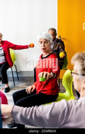 Körperliche Bewegung Programm durch einen Trainer erleichtert und überwacht von Eine Krankenschwester Asalée als Teil der Gesamtversorgung von Die älteren Untertan, um seine A zu erhalten Stockfoto