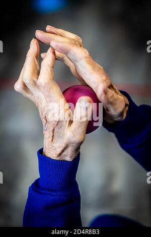 Körperliche Bewegung Programm durch einen Trainer erleichtert und überwacht von Eine Krankenschwester Asalée als Teil der Gesamtversorgung von Die älteren Untertan, um seine A zu erhalten Stockfoto