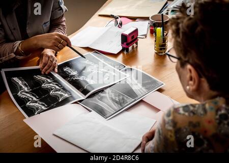 Allgemeinpraktizierende mit einer Frau Ärztlicher Schrank Pélissier, Réalmont, Frankreich. Stockfoto