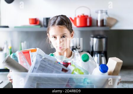 12-jähriges Mädchen, das recycelte Abfälle sortiert. Stockfoto