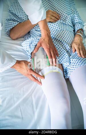 Frau im Krankenzimmer. Stockfoto