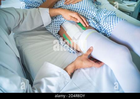 Frau im Krankenzimmer. Stockfoto