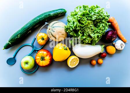 Konzeptionelles Bild über die Vorteile einer ausgewogenen Ernährung für die Gesundheit. Stockfoto