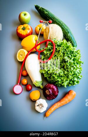 Konzeptionelles Bild über die Vorteile einer ausgewogenen Ernährung für die Gesundheit. Stockfoto