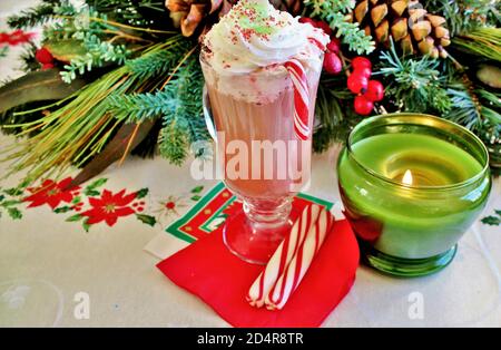 Glas heiße Schokolade und Pfefferminzsticks Stockfoto