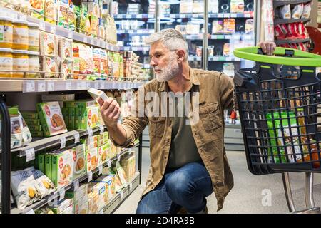 Mann in einem Supermarkt. Stockfoto