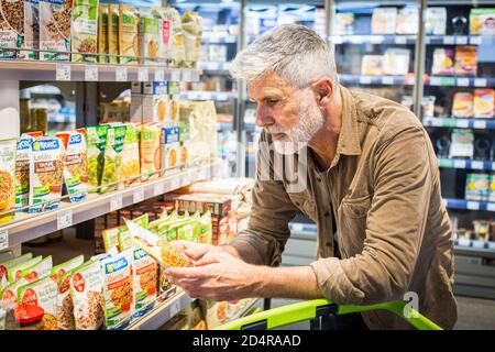 Mann in einem Supermarkt. Stockfoto