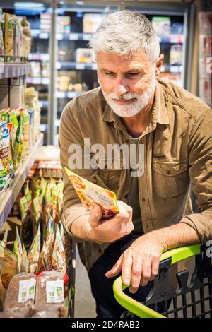 Mann in einem Supermarkt. Stockfoto