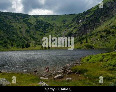 Bergsee, Nationalpark Karkonosze Stockfoto