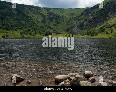 Bergsee, Nationalpark Karkonosze Stockfoto