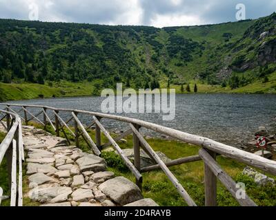 Bergsee und Wanderweg, Nationalpark Karkonosze Stockfoto