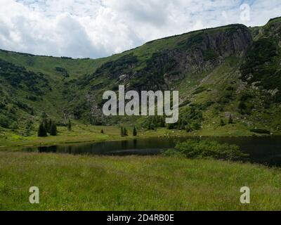 Bergsee, Nationalpark Karkonosze Stockfoto