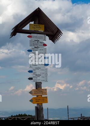 Schilder auf dem Bergweg im Nationalpark Karkonosze. Stockfoto