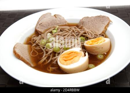 Ramen-Suppe mit Ei, Nudeln und Rindfleisch Stockfoto