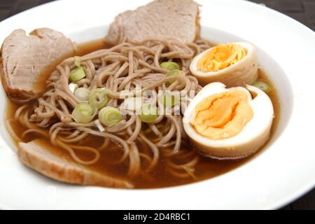 Ramen-Suppe mit Ei, Nudeln und Rindfleisch Stockfoto