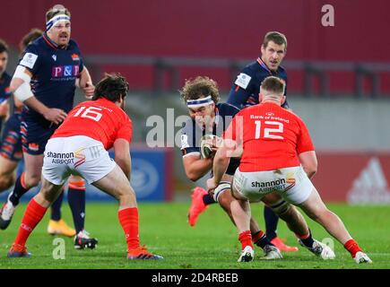 Thomond Park, Limerick, Münster, Irland. Oktober 2020. Guinness Pro 14 Rugby, Münster versus Edinburgh; Jamie Ritchie von Edinburgh bringt den Ball in Kontakt Kredit: Action Plus Sports/Alamy Live News Stockfoto