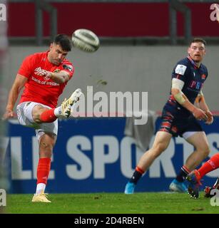 Thomond Park, Limerick, Münster, Irland. Oktober 2020. Guinness Pro 14 Rugby, Münster gegen Edinburgh; Conor Murray von Münster mit einem Boxkick Credit: Action Plus Sports/Alamy Live News Stockfoto