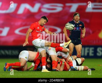 Thomond Park, Limerick, Münster, Irland. Oktober 2020. Guinness Pro 14 Rugby, Münster gegen Edinburgh; Conor Murray von Münster kicks the Ball clear Credit: Action Plus Sports/Alamy Live News Stockfoto