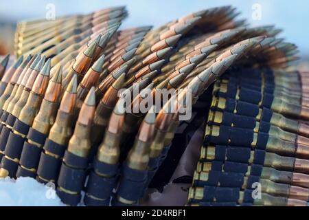 Verknüpfte Gürtel von 7,62 mm Munition legt auf dem Boden als Fallschirmjäger in den zweiten Bataillon zugeordnet, 377 Fallschirm Field Artillery Regiment, 4 Infantry Brigade Combat Team (Airborne), 25 Infanterie Division, U.S. Army Alaska, verwenden Sie dazu die M240B und M 2 Maschinengewehre, während die Durchführung von Live-fire Qualifikation an Grezelka Bereich, auf einer gemeinsamen Basis Elmendorf-Richardson, Alaska, Dez. 5, 2019 aufgerollt. Die Soldaten praktiziert identifizieren, und sich Ziele in unterschiedlichen Entfernungen ihre Kenntnisse im Umgang mit den Waffen in sub-arktischen Bedingungen zu festigen. (U.S. Air Force Foto/Justin Connaher) Stockfoto