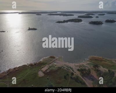 Die Küste des Golfs von Finnland und eine Insel im Meer Helsinki, Vuosaari .. Sonniger Herbsttag. Natur und Landschaft Skandinaviens. Luftaufnahme von Drohne. Hochwertige Fotos Stockfoto