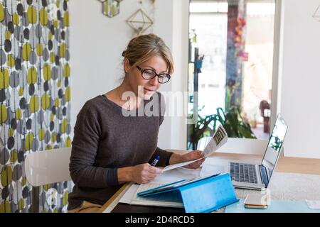 Frau mit administrativen arbeiten. Stockfoto