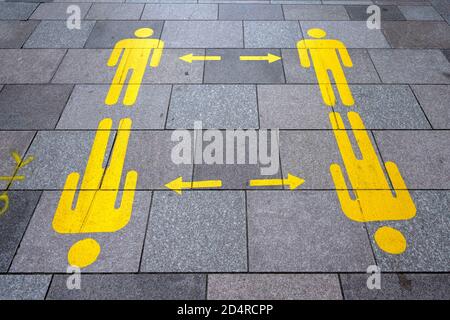 Soziale Distanzierungsmarker auf dem Boden in Cardiff, Wales, Vereinigtes Königreich während der Coronavirus-Pandemie. Stockfoto