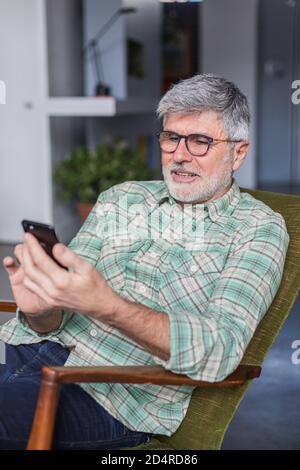 Mann mit einem Smartphone. Stockfoto