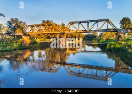 Stahlbögen der historischen Eisenbahnbrücke in Dubbo Stadt Great Western Plains in Australien auf Macquarie River. Stockfoto