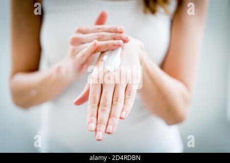 Frau Anwendung feuchtigkeitsspendende Creme. Stockfoto