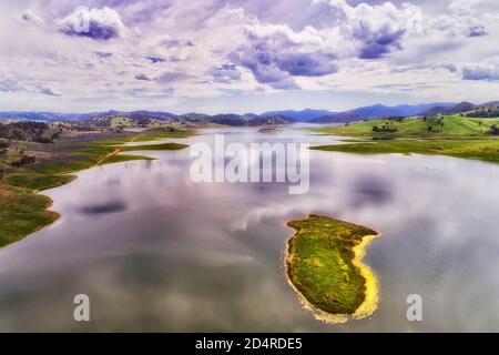 Kleines Stück Land umgeben von Wasser des Sees WIndamere auf Cudgegon Fluss über Damm. Stockfoto