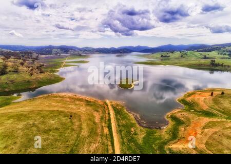 Lake Windamere über Damm auf Cudgegong Fluss - Luftaufnahme auf einem Tal. Stockfoto