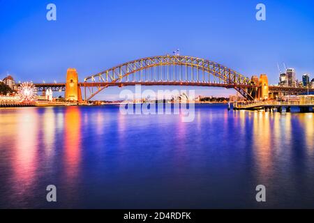 Blue Sunset Hour in Sydney City über die Harbour Bridge und CBD Waterfront. Stockfoto