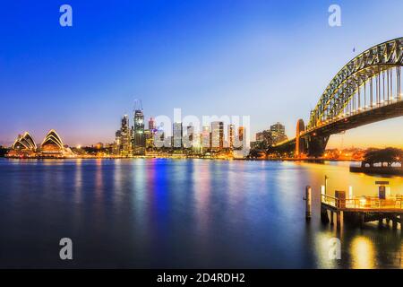 Kirribilli ist bei Sonnenuntergang am Hafen von Sydney, mit Blick auf die CBD-Küste und die Brücke. Stockfoto