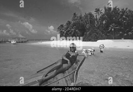 Malediven: Menschen setzen Sandsäcke am Strand entlang von Erosion durch den globalen Klimawandel und Aufstand sealevel zu schützen. Stockfoto