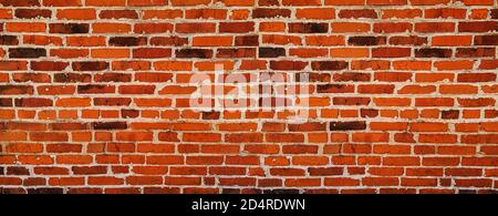 Weitwinkelaufnahme des Ziegels aus dem alten roten Ziegel - ein Alte Ziegelwand der roten Farbe des gefallenen Ziegels Mit Zementnähten Stockfoto