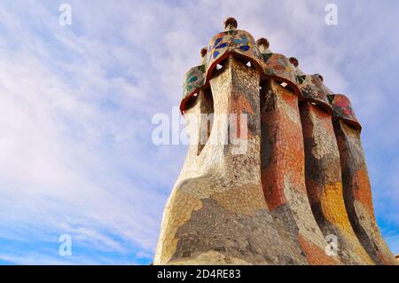 Barcelona, Casa Batllo berühmtes Gebäude von Gaudi, Kamine auf dem Dach Stockfoto