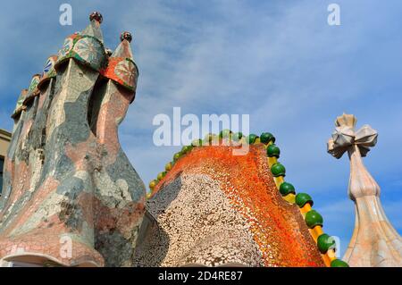 Barcelona, Casa Batllo berühmtes Gebäude von Gaudi, Kamine auf dem Dach Stockfoto