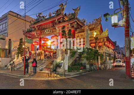 Yokohama, Japan - 27. Dezember 2012: Kwan Tai Tempel in Chinatown von Yokohama, Japan während der Nacht. Stockfoto