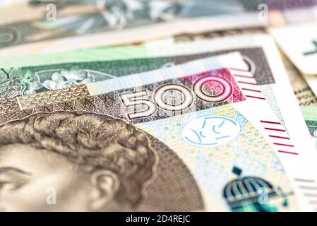 Makrofoto von der Vorderseite einer seltenen polnischen 500 PLN Banknote, Nahaufnahme der Inschriften. Stockfoto