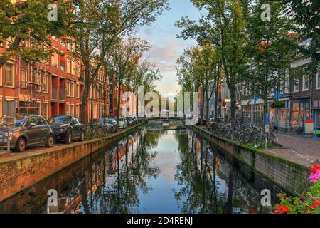 Abendliche Kanalszene in Delft, Niederlande Stockfoto