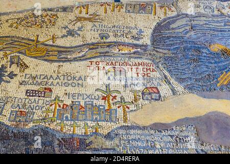 Detail aus Madaba Mosaikkarte mit dem Fluss Jordan und dem Toten Meer. Das Mosaik ist die älteste erhaltene Karte des Heiligen Landes. St. George Kirche. Stockfoto