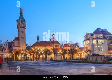 Nachtszene in der Kurstadt Sopot, Polen, mit dem Leuchtturm im Winter. Stockfoto