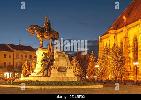 Nachtszene mit dem Matthias Corvinus Denkmal vor der St. Michael Kirche im Zentrum von Cluj (oder Cluj-Napoca), Rumänien Stockfoto