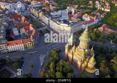 Luftaufnahme von Timisoara, Rumänien mit der Metropolitan Kathedrale und dem Siegesplatz (Piata Victoriei). Stockfoto