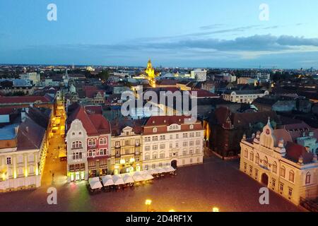 Luftaufnahme der historischen Häuser in Piata Unirii, Timisoara, Rumänien und der Mitropolitan orthodoxen Kathedrale im Hintergrund. Stockfoto