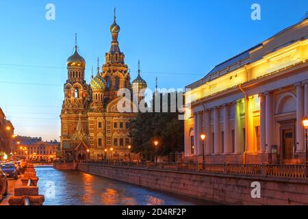 Nachtszene am Griboedova-Kanal mit der Kirche auf dem vergossenen Blut (oder der Auferstehungskirche unseres Erlösers) in St. Petersburg, Russland Stockfoto